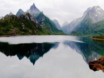Produktbild: CALVENDO Puzzle Spiegelung der Berge im Fjord auf den Lofoten | 1000 Teile Lege-Gr&ouml;&szlig;e 64x48cm Foto-Puzzle f&uuml;r gl&uuml;ckliche Stunden