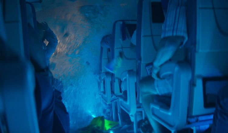 Produktbild: Deep Water - Umringt von Haien