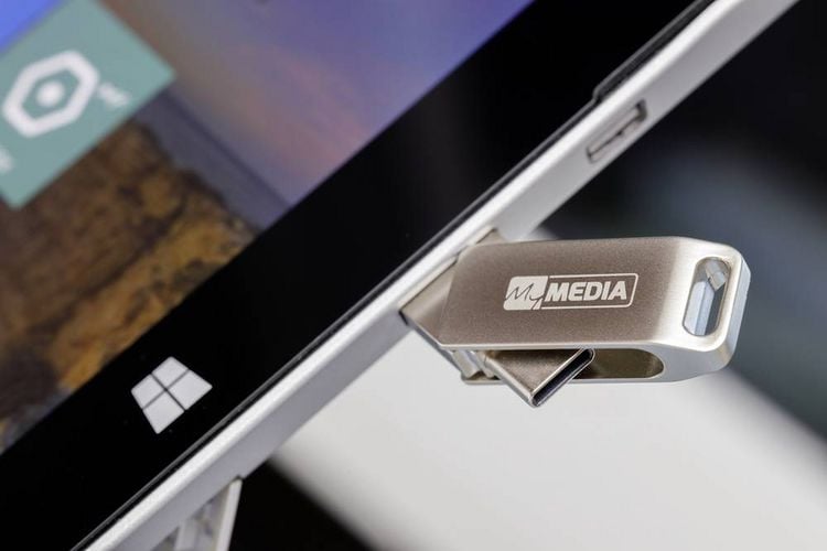 Produktbild: MyMEDIA My Dual USB 3.2 Gen 1 /USB C Drive 128GB USB-Stick 128 GB Silber 69271 USB-A (USB 3.2 Gen 1), USB-C&reg;
