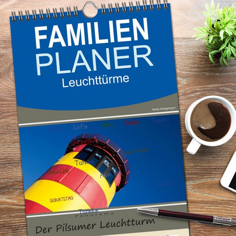 Produktbild: Familienplaner 2026 - Der Pilsumer Leuchtturm mit 5 Spalten (Wandkalender, 21 x 45 cm) CALVENDO