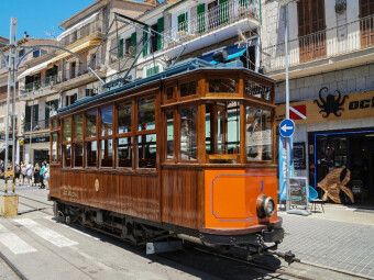 Produktbild: CALVENDO Puzzle Historische Stra&szlig;enbahn in Soller | 1000 Teile Lege-Gr&ouml;&szlig;e 64x48cm Foto-Puzzle f&uuml;r gl&uuml;ckliche Stunden