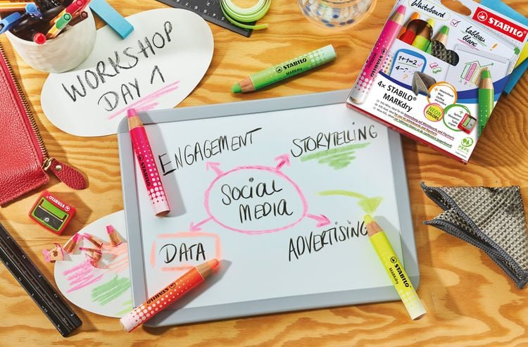 Produktbild: STABILO Marker Whiteboard- und Flipchartmarker MARKdry, 4er Set mit Spitzer und Abwischtuch, Neonfarben