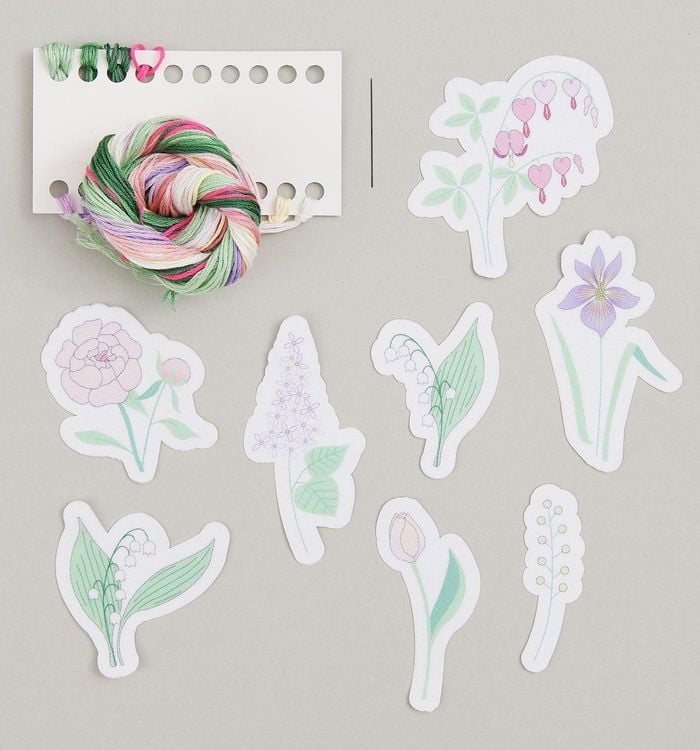 Produktbild: Stick & Stitch Packung, Blumen XL // 8 Stk., 8 Designs // Wasserl&ouml;sliche Stickvorlage, Stickgarn, Sticknadel und Anleitung