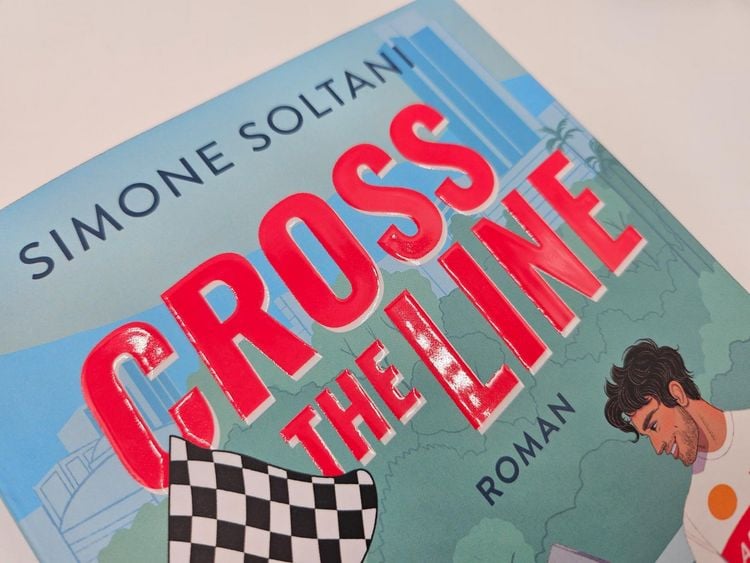 Produktbild: Cross the Line &ndash; Auf der Rennstrecke k&auml;mpft er um den Sieg, im Leben um ihr Herz
