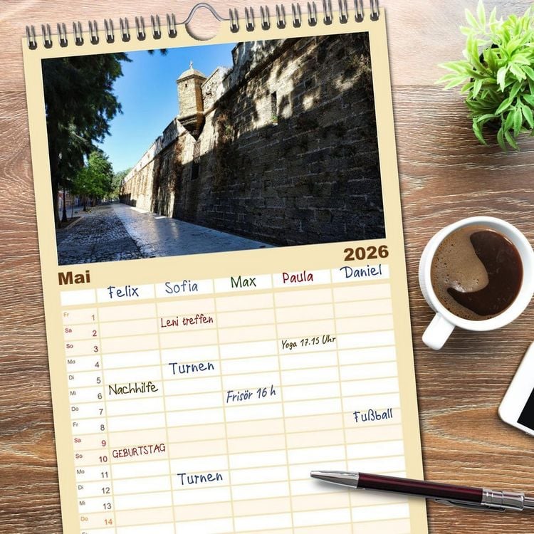 Produktbild: Familienplaner 2026 - C&aacute;diz Sp&uuml;re die frische Meeresbrise mit 5 Spalten (Wandkalender, 21 x 45 cm) CALVENDO