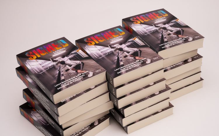 Produktbild: SIGNED. Unterwegs mit der 1UP-Crew und Moses & Taps
