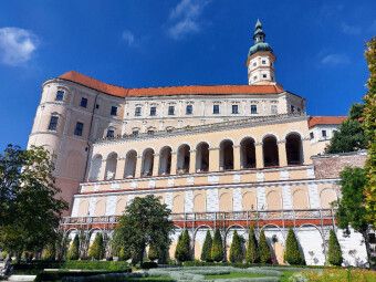 Produktbild: CALVENDO Puzzle Schloss Mikulov, deutsch Nikolsburg in der Tschechischen Republik | 1000 Teile Lege-Gr&ouml;&szlig;e 64x48cm Foto-Puzzle f&uuml;r gl&uuml;ckliche Stunden