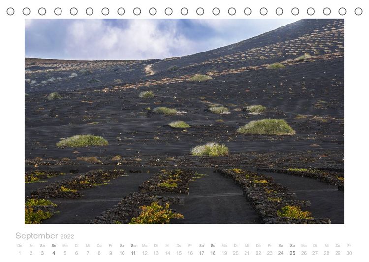 Produktbild: Asche unter den F&uuml;&szlig;en - Lanzarote (Tischkalender 2022 DIN A5 quer)