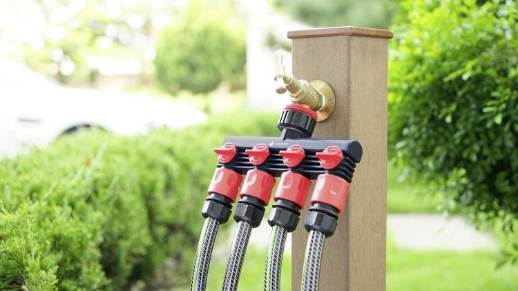 Produktbild: TOOLCRAFT 2302371 Kunststoff 4-Wege-Verteiler 26,44 mm (3/4") AG, 33,25 mm (1") AG Wasserstop, mit Regulierventil