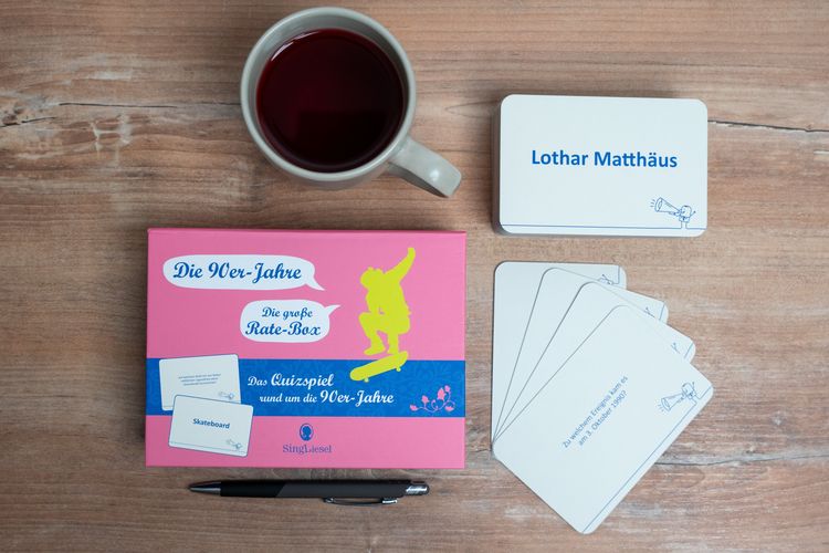 Produktbild: Das gro&szlig;e 90er-Jahre-Quiz. Das Spiel f&uuml;r Senioren rund um die 90er Jahre. Spiele-Box mit 100 Karten