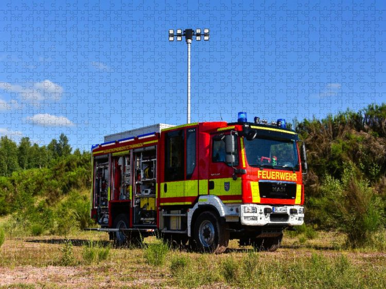 Produktbild: CALVENDO Puzzle Ziegler L&ouml;schgruppenfahrzeug LF 20 Katastrophenschutz Land Th&uuml;ringen / Feuerwehr Suhl | 1000 Teile Lege-Gr&ouml;&szlig;e 64x48cm Foto-Puzzle f&uuml;r