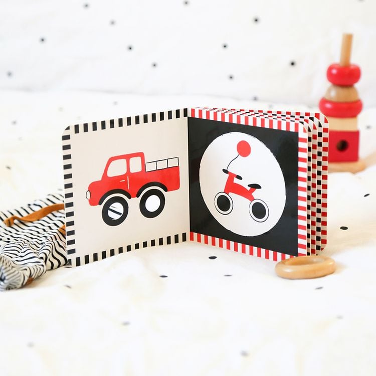 Produktbild: Baby Cars: Kontrastbuch f&uuml;r Babys mit &Ouml;ffnungen &middot; kontrastreiche Bilder angepasst an Babyaugen &middot; Schwarz Wei&szlig; Rot Buch f&uuml;r Neugeborene &middot; Mein erstes Bilderbuch &middot; Montessori Buch