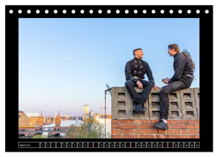 Produktbild: Schornsteinfeger &uuml;ber Berlin - Die Gl&uuml;cksbringer auf den D&auml;chern der Hauptstadt (Tischkalender 2027 DIN A5 quer), CALVENDO Monatskalender