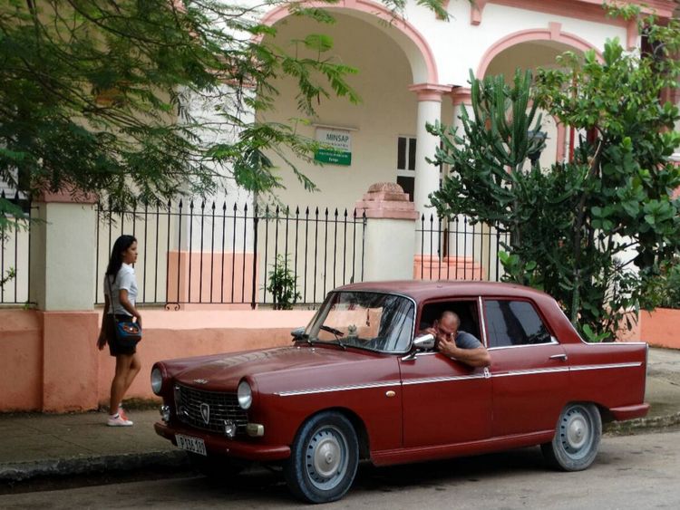 Produktbild: CALVENDO Puzzle Ein Motiv aus dem Kalender "Auto-Legenden - PEUGEOT 404" | 1000 Teile Lege-Gr&ouml;&szlig;e 64x48cm Foto-Puzzle f&uuml;r gl&uuml;ckliche Stunden