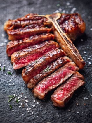Produktbild: CALVENDO Puzzle Saftiges T-Bone-Steak in Scheiben mit grobem Salz | 1000 Teile Lege-Gr&ouml;&szlig;e 64x48cm Foto-Puzzle f&uuml;r gl&uuml;ckliche Stunden