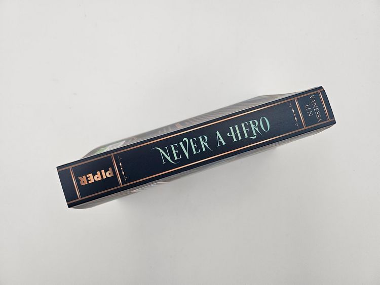 Produktbild: Never a Hero