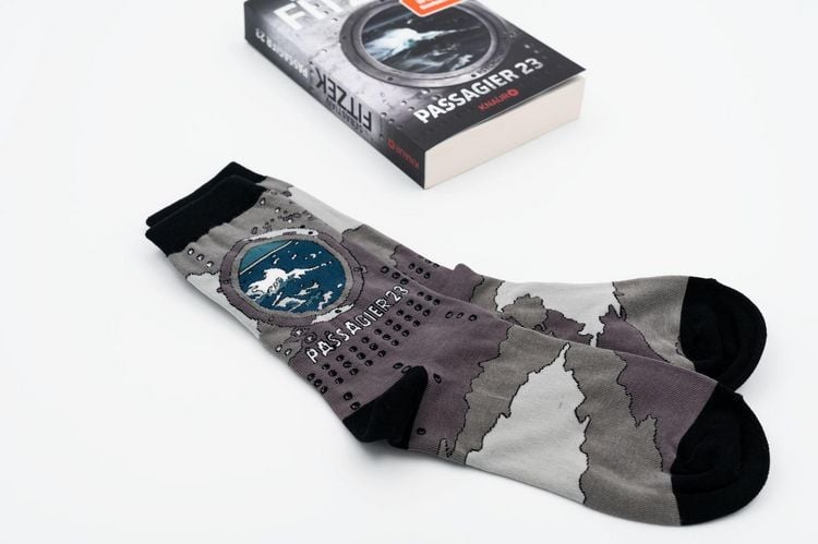 Produktbild: Sebastian Fitzek-Socken "Passagier 23" Gr&ouml;&szlig;e 41 - 46