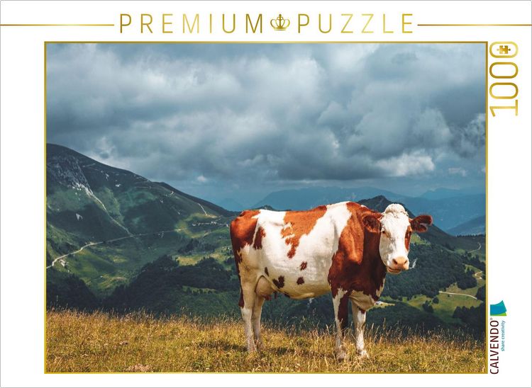 Produktbild: CALVENDO Puzzle Eine rotbraun-wei&szlig;e Kuh steht friedlich auf einer Almwiese mit herrlichem Blick in die Berge | 1000 Teile Lege-Gr&ouml;&szlig;e 64x48cm Foto-Puzz