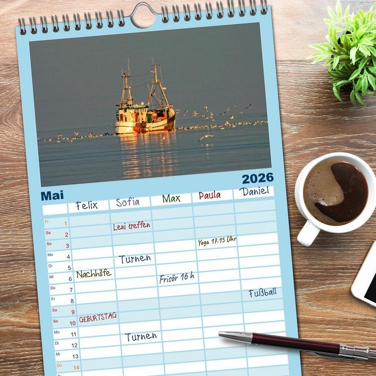 Produktbild: Familienplaner 2026 - Maritime Augenblicke - Fischkutter mit 5 Spalten (Wandkalender, 21 x 45 cm) CALVENDO