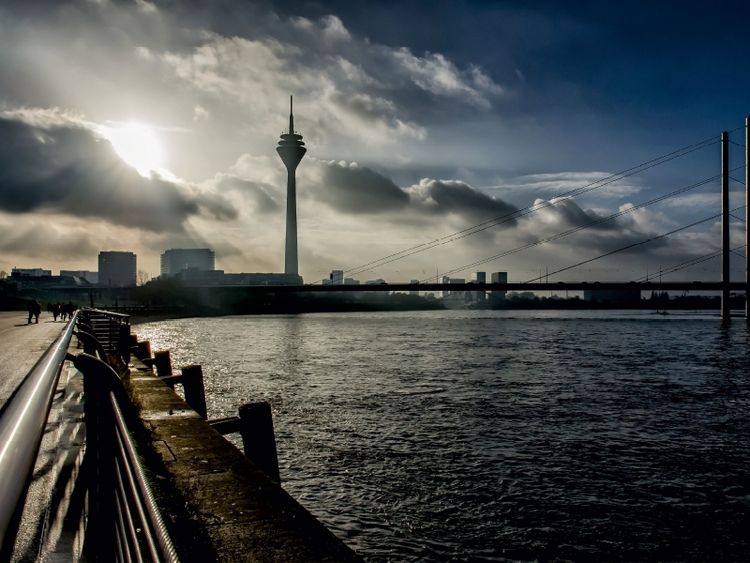 Produktbild: CALVENDO Puzzle Blick auf die Rheinkniebr&uuml;cke und den Rheinturm | 1000 Teile Lege-Gr&ouml;&szlig;e 64x48cm Foto-Puzzle f&uuml;r gl&uuml;ckliche Stunden