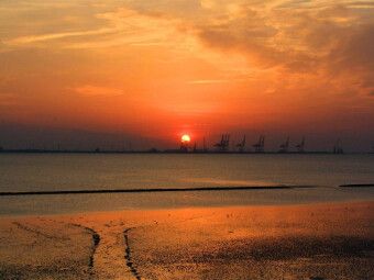 Produktbild: CALVENDO Puzzle Sonnenuntergang am Jade-Weser-Port | 1000 Teile Lege-Gr&ouml;&szlig;e 64x48cm Foto-Puzzle f&uuml;r gl&uuml;ckliche Stunden
