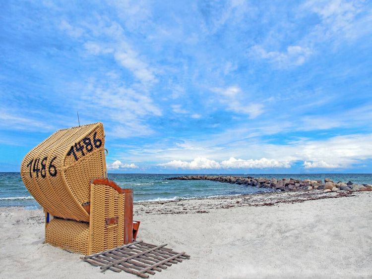 Produktbild: CALVENDO Puzzle Einsamer Strandkorb an der Ostsee | 1000 Teile Lege-Gr&ouml;&szlig;e 64x48cm Foto-Puzzle f&uuml;r gl&uuml;ckliche Stunden