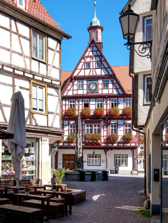 Produktbild: CALVENDO Puzzle Historische Altstadt Bad Urach mit Marktbrunnen | 1000 Teile Lege-Gr&ouml;&szlig;e 64x48cm Foto-Puzzle f&uuml;r gl&uuml;ckliche Stunden