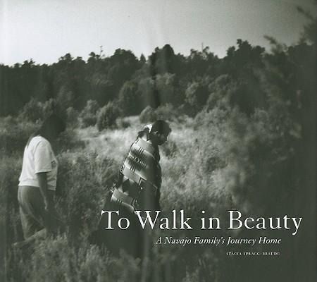 Produktbild: To Walk in Beauty: A Navajo Family's Journey Home: A Navajo Family's Journey Home