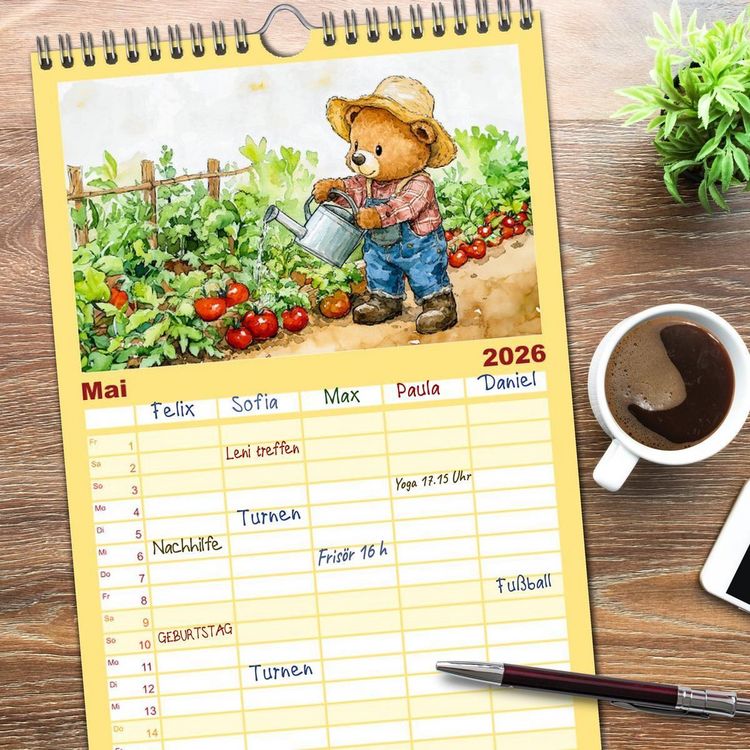Produktbild: Familienplaner 2026 - Teddy auf dem Bauernhof - Entdecke das Landleben mit Tieren und Feldern mit 5 Spalten (Wandkalender, 21 x 45 cm) CALVENDO