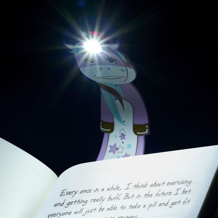 Produktbild: Flexilight Pals Leselicht (Einhorn) - lila - 2 in 1 Leselampe & Lesezeichen - LED Leselicht - Geschenk für Leser, Buchliebhaber - Deutsche Ausgabe
