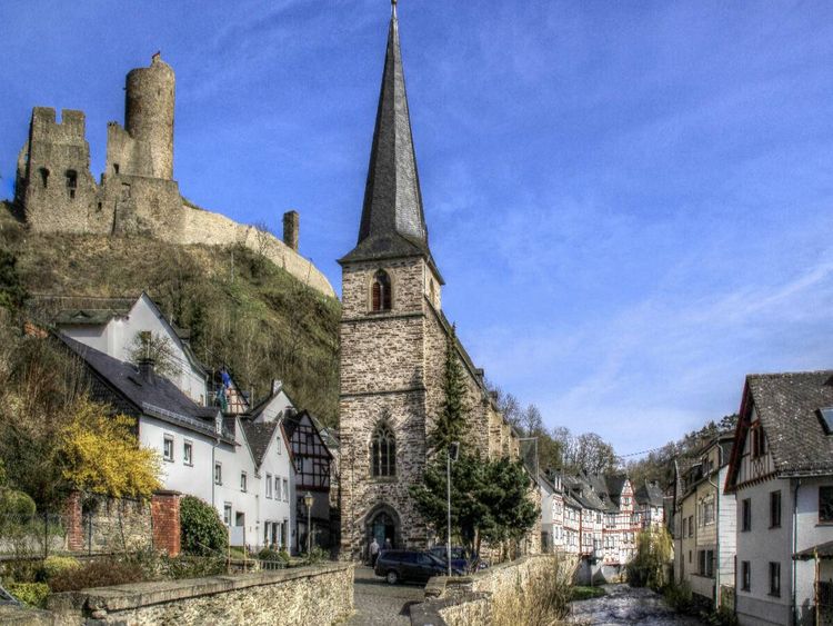 Produktbild: CALVENDO Puzzle Monreal - Mit Blick auf die L&ouml;wenburg und Pfarrkirche | 1000 Teile Lege-Gr&ouml;&szlig;e 64x48cm Foto-Puzzle f&uuml;r gl&uuml;ckliche Stunden