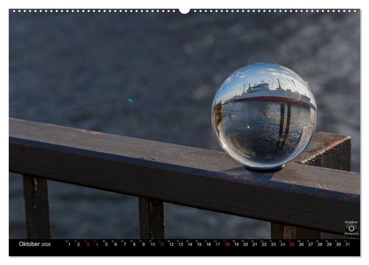 Produktbild: Glaskugel, Die Welt ist eine Kugel (hochwertiger Premium Wandkalender 2026 DIN A2 quer), Kunstdruck in Hochglanz