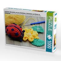 Produktbild: CALVENDO Puzzle Geh&auml;kelter Marienk&auml;fer auf einer H&auml;kelblume. H&auml;kelharken und Wollen im Hintergrund. 1000 Teile Lege-Gr&ouml;&szlig;e 64 x 48 cm Foto-Puzzle Bild