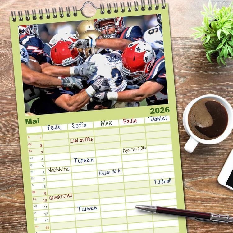 Produktbild: Familienplaner 2026 - American Football - athletisch und riskant mit 5 Spalten (Wandkalender, 21 x 45 cm) CALVENDO