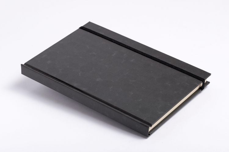 Produktbild: Anaconda Notizbuch/Notebook/Blank Book, punktiert, textiles Gummiband, schwarz, Hardcover (A5), 120g/m&sup2; Papier