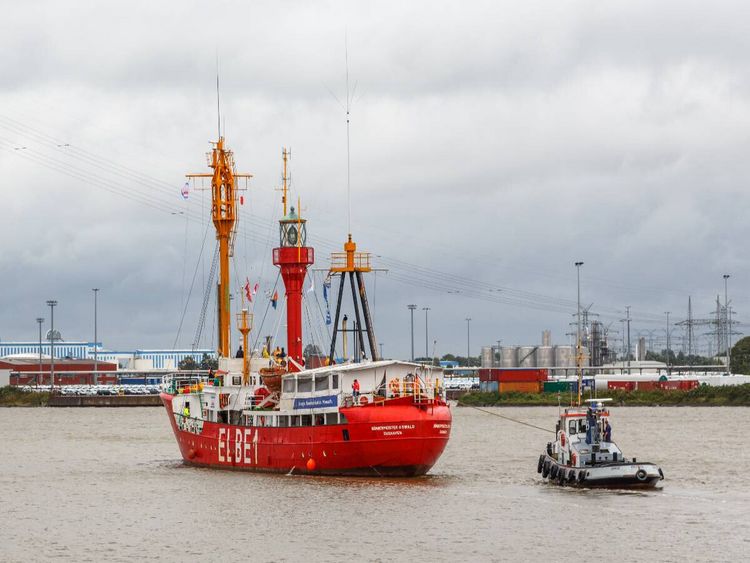 Produktbild: CALVENDO Puzzle Das Feuerschiff Elbe 1 wird von einem Schlepper gesteuert | 1000 Teile Lege-Gr&ouml;&szlig;e 64x48cm Foto-Puzzle f&uuml;r gl&uuml;ckliche Stunden