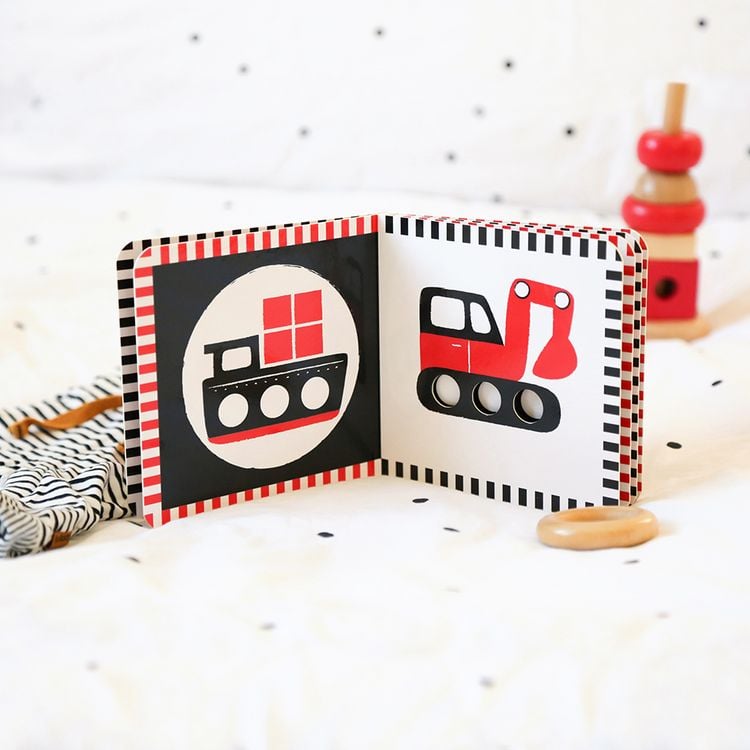 Produktbild: Baby Cars: Kontrastbuch f&uuml;r Babys mit &Ouml;ffnungen &middot; kontrastreiche Bilder angepasst an Babyaugen &middot; Schwarz Wei&szlig; Rot Buch f&uuml;r Neugeborene &middot; Mein erstes Bilderbuch &middot; Montessori Buch