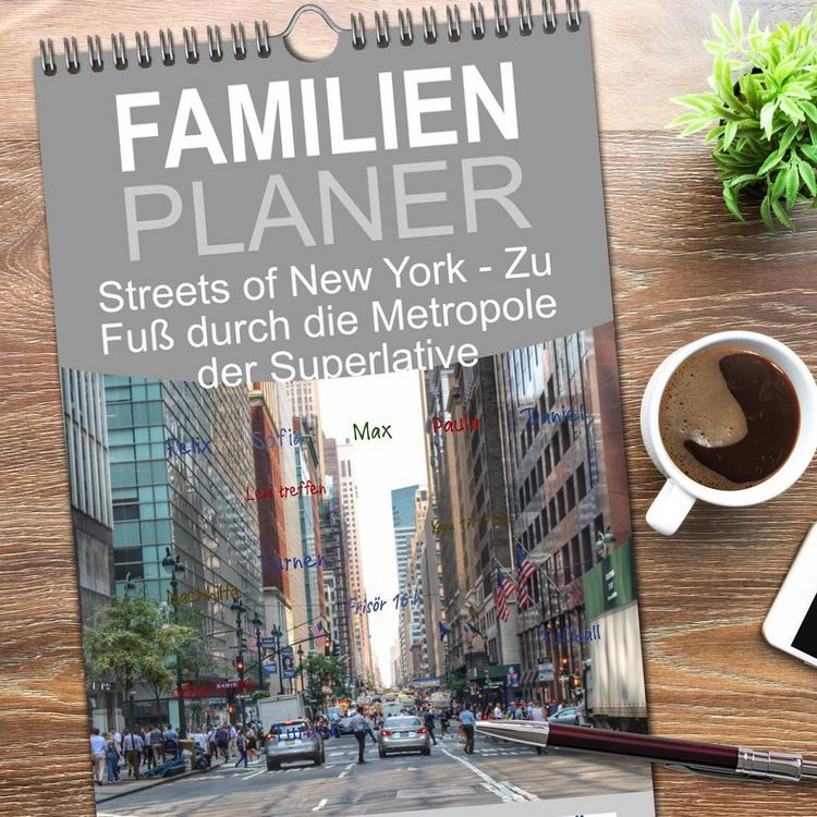 Produktbild: Familienplaner 2026 - Streets of New York - Zu Fu&szlig; durch die Metropole der Superlative mit 5 Spalten (Wandkalender, 21 x 45 cm) CALVENDO