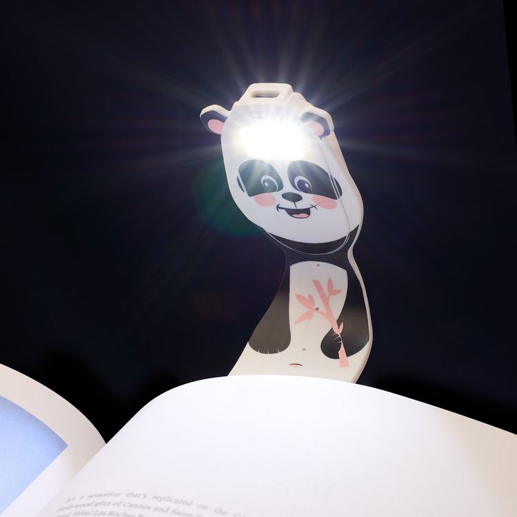 Produktbild: Flexilight Pals RC (Panda) - wiederaufladbares Leselicht - 2 in 1 Leselampe & Lesezeichen - LED Leselicht - Geschenk für Leser, Buchliebhaber - Deutsc