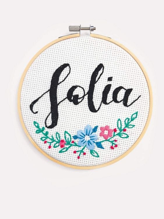 Produktbild: Folia Stickgarn BASIC, 52 Docken je 8m in 26 Farben