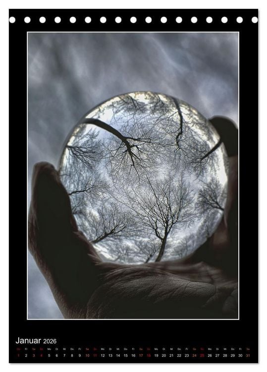 Produktbild: Momente aus Glas &ndash; Glaskugelfotografie (Tischkalender 2026 DIN A5 hoch), CALVENDO Monatskalender