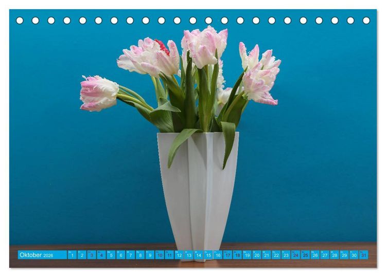 Produktbild: Still Life - Blumen vor der blauen Wand (Tischkalender 2026 DIN A5 quer), CALVENDO Monatskalender