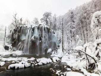 Produktbild: CALVENDO Puzzle Ein Motiv aus dem Kalender Winterimpressionen Nationalpark Plitvice | 1000 Teile Lege-Gr&ouml;&szlig;e 64 &times; 48 cm Foto-Puzzle f&uuml;r gl&uuml;ckliche Stunden