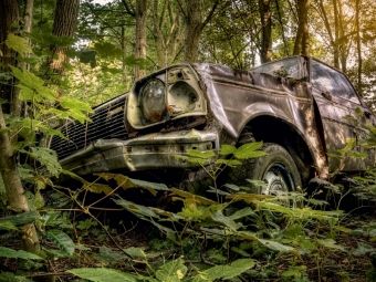 Produktbild: CALVENDO Puzzle Rostlaube - Mazda 323 | 1000 Teile Lege-Gr&ouml;&szlig;e 64x48cm Foto-Puzzle f&uuml;r gl&uuml;ckliche Stunden
