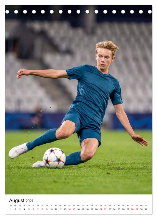 Produktbild: Am Ball - Dynamik des modernen Fu&szlig;balls (Tischkalender 2027 DIN A5 hoch), CALVENDO Monatskalender