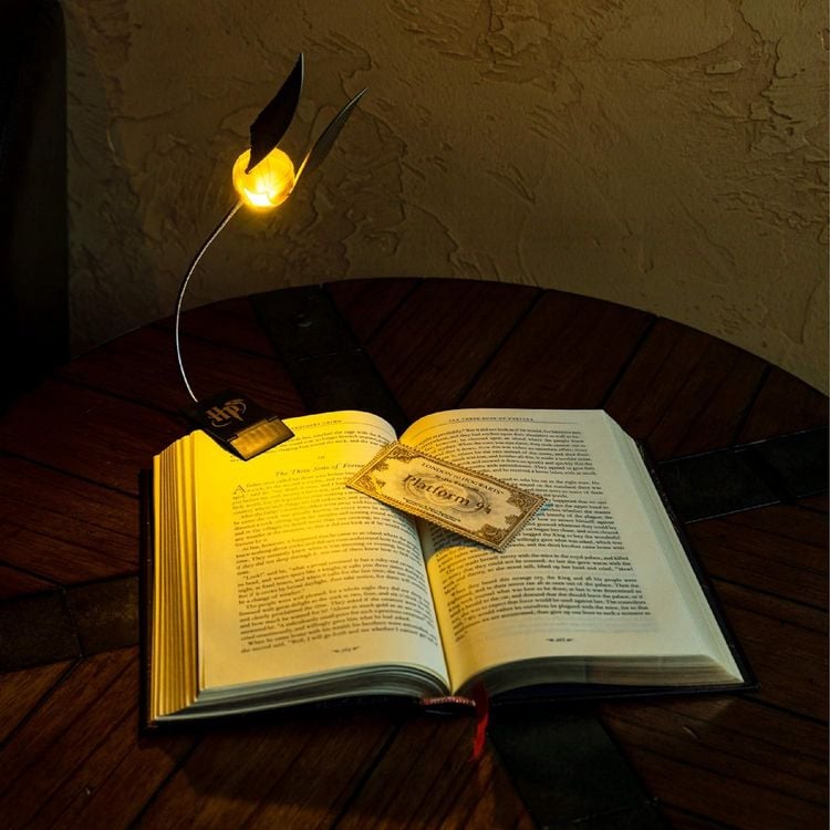 Produktbild: Harry Potter Goldener Snitch Buchlampe mit Clip-Halterung
