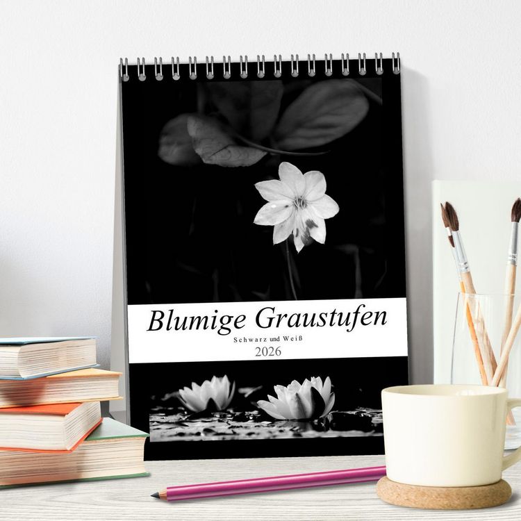 Produktbild: Blumige Graustufen - Schwarz und Wei&szlig; (Tischkalender 2026 DIN A5 hoch), CALVENDO Monatskalender