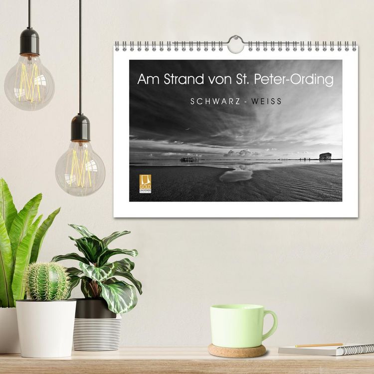 Produktbild: Am Strand von St. Peter-Ording SCHWARZ-WEISS (Wandkalender 2026 DIN A4 quer), CALVENDO Monatskalender