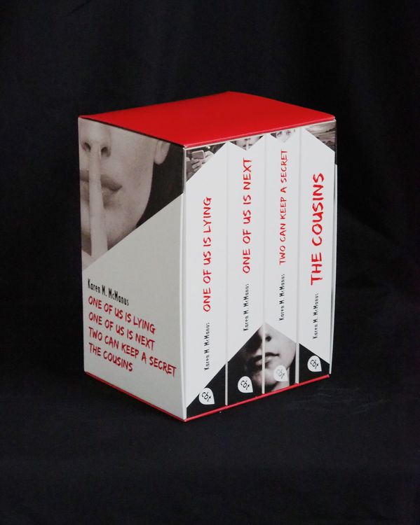 Produktbild: Karen M. McManus: Vier B&auml;nde im Taschenbuch-Schuber: One of us is lying, One of us is next, Two can keep a secret, The Cousins
