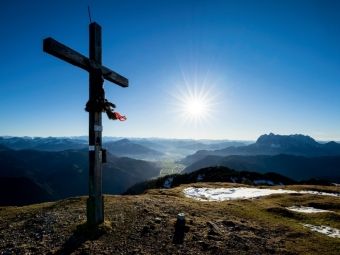 Produktbild: CALVENDO Puzzle Gipfelkreuz im Sonnenuntergang | 1000 Teile Lege-Gr&ouml;&szlig;e 64x48cm Foto-Puzzle f&uuml;r gl&uuml;ckliche Stunden